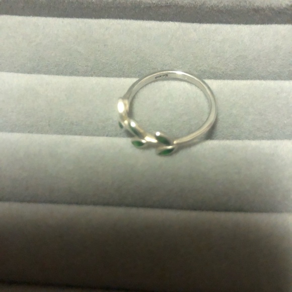 Silver ring with green leaves shapes. Like new. - Picture 4 of 5